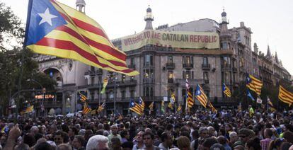 Cientos de personas frente a la sede de la  Conseller&iacute;a de Econom&iacute;a, en Barcelona.