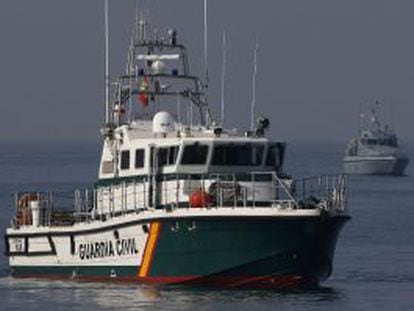 Una patrullera de la Guardia Civil escolta a pescadores gibraltare&ntilde;os el pasado mayo.