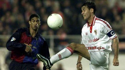 Tsartas controla el bal&oacute;n ante Reiziger, en la Liga de 1999.