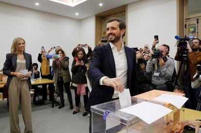 El presidente del Partido Popular Pablo Casado, acompañado de su mujer Isabel Torres, deposita su voto en Madrid.