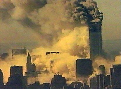 Momento en el que se derrumba la primera de las Torres Gemelas de Manhattan (Nueva York) el 11-S.