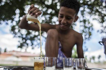 Uno de los pequeños se encarga de preparar el té para su familia de acogida y amigos. Para los saharauis, con una merecida fama de pueblo hospitalario, ofrecer té es un gesto de generosidad.