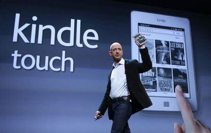 Bezos también ha presentado el Kindle Touch, de menores dimensiones que Fire.