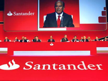 La tribuna de presidencia de una Junta General de Accionistas del Banco Santander.