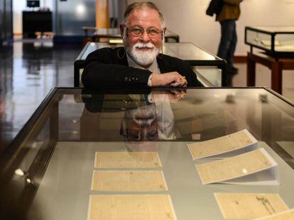Alberto Manguel frente al manuscrito de La biblioteca de Borges.