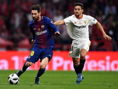 Jesús Navas trata de frenar a Messi durante la final de Copa entre el Barcelona y el Sevilla.