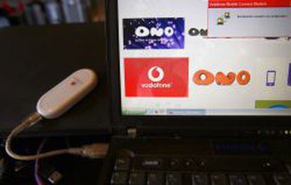 Logotipos de Ono y Vodafone sobre la pantalla de un ordenador.