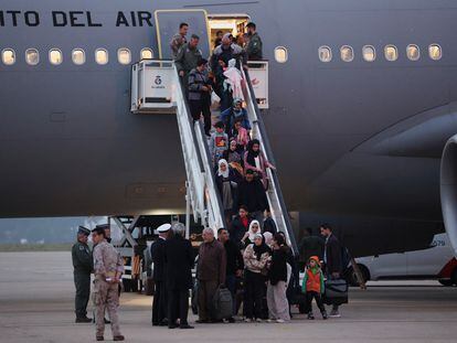 Hispano-palestinos y sus familiares evacuados de Gaza llegan a la Base de la Fuerza Aérea de Torrejón de Ardoz, en las afueras de Madrid, este jueves.
