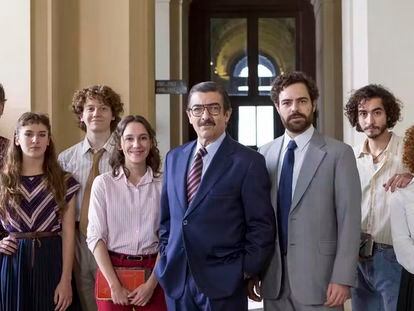 Ricardo Darín (Julio César Strassera), Peter Lanzani (Luis Moreno Ocampo, con traje gris), y los jóvenes abogados que conformaron el equipo de la fiscalía, retratados en 'Argentina,1985', de Santiago Mitre.