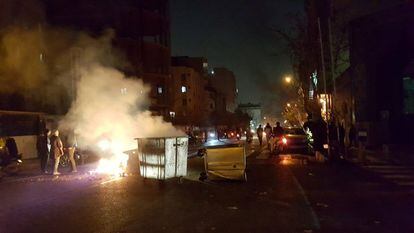 Quema de mobiliario público durante las protestas antigubernamentales en Teherán el 30 de diciembre. Obtenida por Reuters en redes sociales.