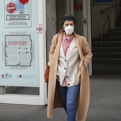 Belén Couso, saliendo del Hospital de La Princesa donde sigue acudiendo a quimioterapia en plena cuarentena por coronavirus.