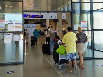 Viajeros en el Aeropuerto de Castellón.