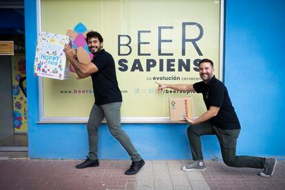 Sanmy Moura y Herminio Campillo delante del escaparate de Beer Sapiens en Murcia.