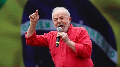 El expresidente brasileño y candidato presidencial Lula da Silva habla durante un mitin este sábado en São Paulo.