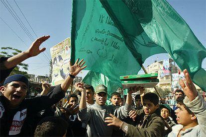 Partidarios de Hamás celebran los resultados electorales en Jan Yunis, en Gaza.