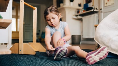 Cuatro zapatillas con velcro para que niños y se calcen sin | Escaparate: compras y | PAÍS