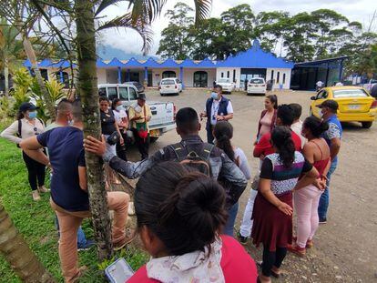 Fotografía cedida por la Defensoría del Pueblo de habitantes reunidos con integrantes de la Defensoría del Pueblo en Puerto Leguízamo (Colombia).