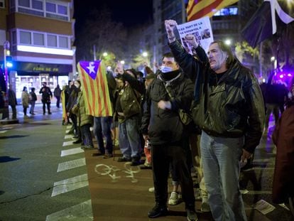 Un grupo de personas se corta la Meridiana de Barcelona