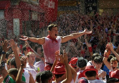 Jóvenes celebran el inicio de San Fermín en Pamplona el 6 de julio 2016.