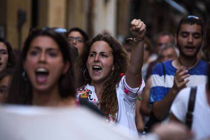 Asistentes a la manifestación de protesta, esta tarde en Barcelona. 
