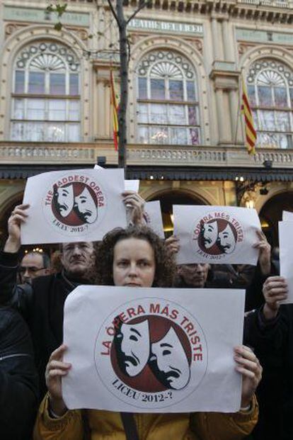 Trabajadores del Liceo ante su fachada del teatro el pasado enero protestando.