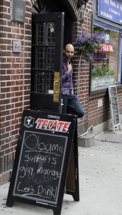 Vista de un anuncio afuera del hist&oacute;rico The Stonewall Inn en Nueva York.