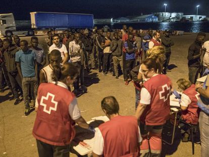 250 inmigrantes llegan al Puerto de Motril, Granada, tras ser rescatados el pasado 2 de octubre.