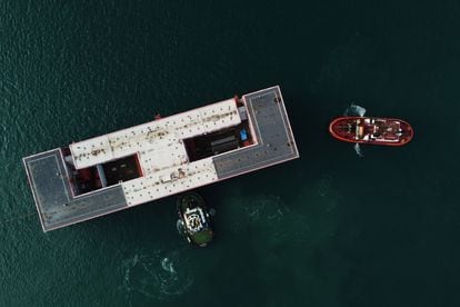 Imagen aérea de las maniobras para atracar la barcaza en el puerto de Portand.
