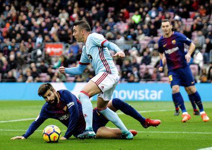 Piqu&eacute; y Aspas pelean por el bal&oacute;n ante la mirada de Vermaelen. 