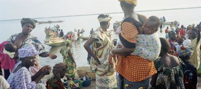 Mujeres en un mercadillo junto al r&iacute;o Casamance, a su paso por la localidad de Zinguinchor (Senegal). 