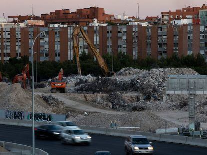 Vista de los escombros que quedaron tras la demolición del estadio Vicente Calderón, en Madrid.