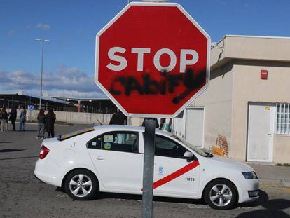 Jornada de huelga de los taxistas madrileños en el aeropuerto de Barajas.