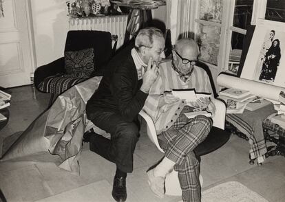 El editor Gustau Gili Esteve y Picasso en la casa de este, Notre-Dame-de-Vie, en Mougins, el 1 de abril de 1969.