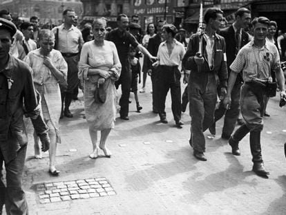 Dos mujeres rapadas por colaborar con los nazis, tras la liberación de París, el 27 de agosto de 1944.