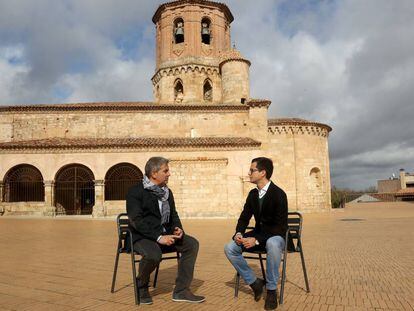 Javier Antón (PSOE) y Tomás Cabezón (PP), ante la iglesia de San Miguel en Almazán.