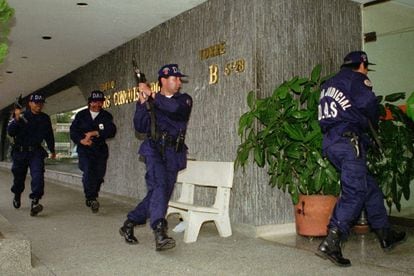 Oficiales del Departamento Administrativo de Seguridad hacen una redada en el edificio de uno de los miembros del Cartel de Cali, en mayo de 1997.