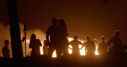 La locura colectiva, en una quema de libros, retratada en 'Los anarquistas', de HBO Max.