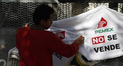 Protesta a las puertas del Senado contra la reforma petrolera.