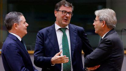 De izquierda a derecha, el ministro de Economía de Irlanda y presidente del Eurogrupo, Paschal Donohe, su homólogo italiano, Giancarlo Giorgetti, y el comisario europeo del ramo, Paolo Gentiloni, en Bruselas en noviembre.