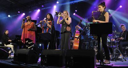 Desde la izquierda, la pianista Renee Rosnes, la cantante Cécile McLorin Salvant, la clarinetista Anat Cohen, la trompetista Ingrid Jensen, la contrabajista Noriko Ueda, la saxofonista Melissa Aldana y la baterista Alison Miller.