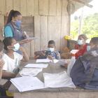 Carmen Valencia da clase en la parroquia de Mocole (Esmeraldas, Ecuador) a un grupo de alumnos que carece de dispositivos móviles para educarse.