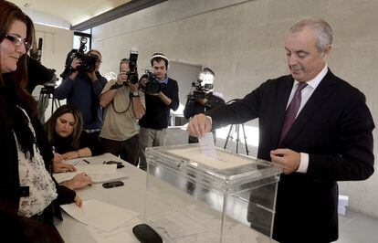 Pachi Vázquez, candidato del PSdeG a la Presidencia de la Xunta, ejerce su derecho a voto en las elecciones gallegas