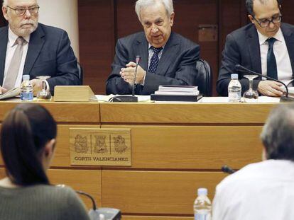 El presidente de la comisi&oacute;n especial de Les Corts Valencianes que investig&oacute; el proceso que llev&oacute; a la intervenci&oacute;n de la CAM, Rafael Maluenda (centro).