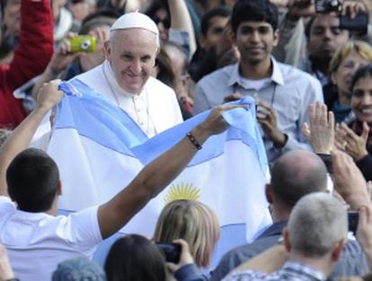 El papa Francisco junto a unos fieles argentinos en El Vaticano.