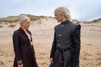 Emma D'Arcy como la princesa Rhaenyra Targaryen de adulta, y Matt Smith, el príncipe Daemon Targaryen, en 'La casa del dragón'.