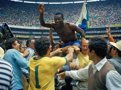Pelé celebra con sus compañeros en el Estadio Azteca la victoria en la final del Mundial de México 70 ante Italia.