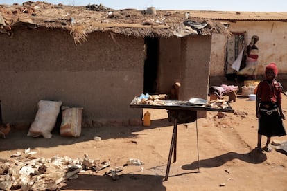 Une fille se tient devant un stand de nourriture de fortune dans le camp de réfugiés de Dzaleka en septembre 2019.