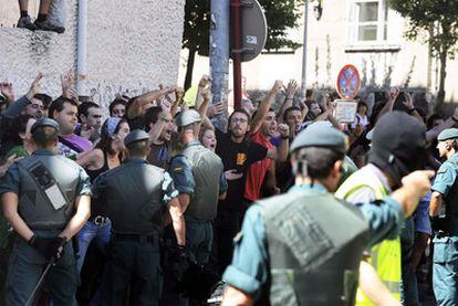 Un grupo de personas protesta por el registro de una <i>herriko taberna</i> cerca de Bilbao.