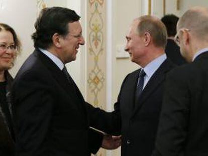El presidente ruso Vladímir Putin (dcha) con el presidente de la Comisión Europea, José Manuel Durao Barroso (izda), el pasado jueves en Moscú.