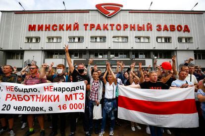 Trabajadores de la empresa estatal de tractores MTZ durante la huelga de este viernes en la planta de Minsk. En la pancarta, su respuesta a Lukashenko, que aseguró que eran pocos y les llamó ovejas: "No somos ovejas, somos trabajadores de MTZ; no somos 20, somos 16.000".
